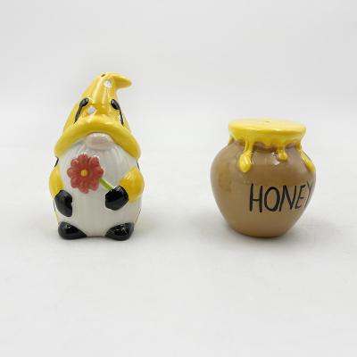 中国 Bee Gnome And Beehive Ceramic Salt Pepper Shakers Crafts For Home Decoration 販売のため
