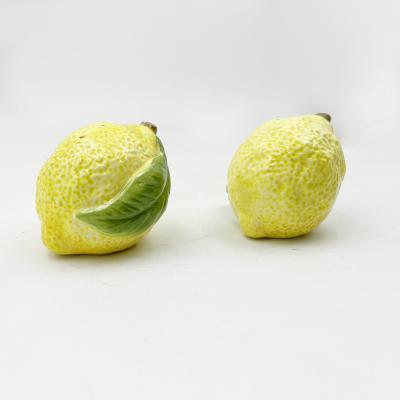China Jarrón de especias de fruta de cerámica en forma de limón Conjunto de batidora de sal y pimienta personalizado en venta