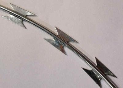 China 200g/m2 verzinken überzogener Rasiermesser-Stacheldraht-Ziehharmonika-Spule BTO22 für das Schützen zu verkaufen