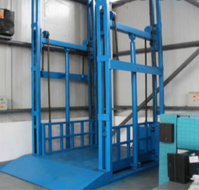 China 2000KG Commercial Cargo Lifts 5m Small Freight Elevator Single Rail for sale