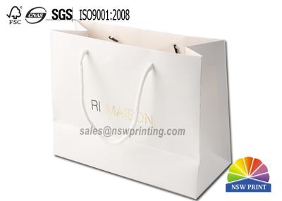 China Bolsa de papel blanca de grabación en relieve caliente de encargo de gama alta de las compras del logotipo del sellado de oro en venta