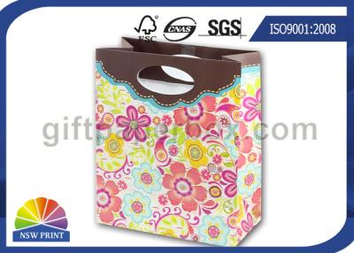 China Pequeño bolso personalizado lindo del regalo del papel de embalaje con la manija cortada con tintas para el empaquetado del regalo en venta