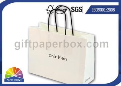 China La aduana blanca del papel de Kraft imprimió los bolsos de compras de papel al por mayor con la manija de papel torcida en venta