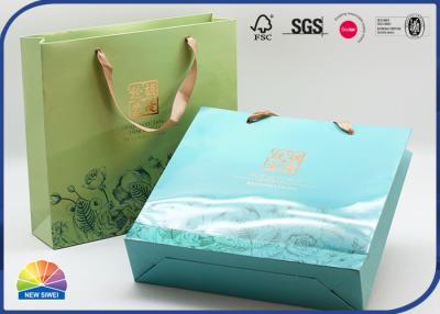 China In reliëf gemaakt Gouden Logo Luxury Paper Shopping Bags met Linthandvatten Te koop