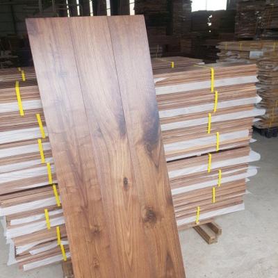 Chine FSC cc 15mm a machiné les planches adaptées aux besoins du client parquetantes en bois de noix à vendre
