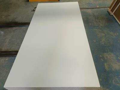中国 Marine White 18mm Wood Grain Melamine Plywood For Kitchen Cabinet 販売のため