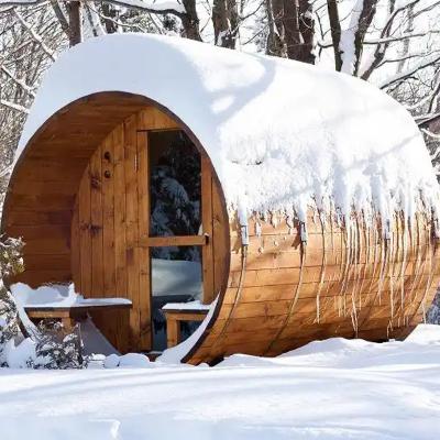 China Canadian Red Cedar Wood Outdoor Sauna Steam Barrel Sauna With Wood Stove zu verkaufen