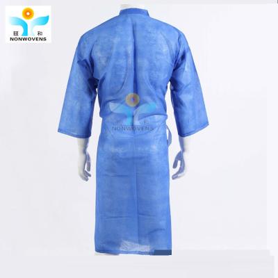 中国 25-50gsm使い捨て可能な着物はM L XL XXL ISOの証明書にガウンを着せる 販売のため