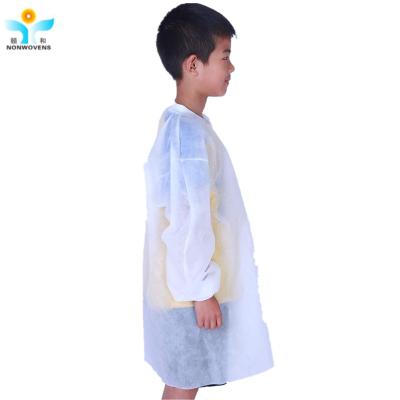 Κίνα 40gsm μίας χρήσης παλτό εργαστηρίων πολυπροπυλενίου, παλτό εργαστηρίων cOem μη υφαμένο για τα παιδιά προς πώληση