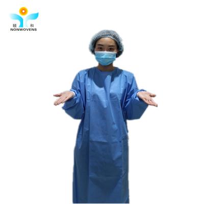 Chine robe jetable médicale de Gown Hospital Isolation de chirurgien de 35gsm 40gsm SMS 120*140cm à vendre
