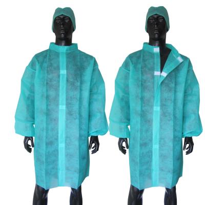 Κίνα Μη υφανθε'ν ζωηρόχρωμο μίας χρήσης παλτό εργαστηρίων με την τσέπη γάντζων & βρόχων προς πώληση