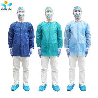 Κίνα Μίας χρήσης ιατρικό παλτό εργαστηρίων PP SMS βιώσιμο για τα άτομα προς πώληση