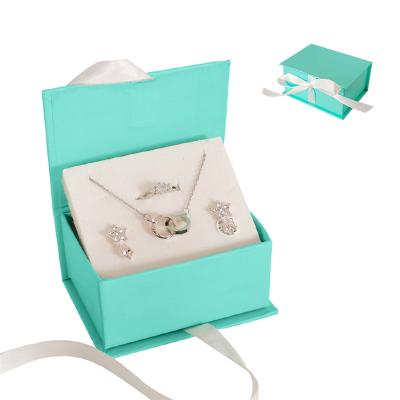 China EVA Sponge Inlay Luxury Magnetic Jewelry Box For Ring Necklace en venta