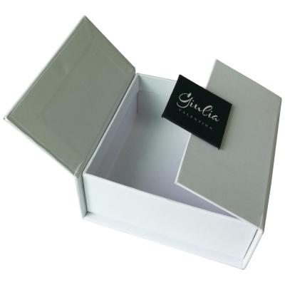 China 157g C2s Flip Top Magnetic Jewelry Packaging Box Hot Stamping SGS for sale