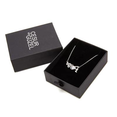 Chine 157gsm boîte à bijoux magnétique en cuir de luxe noire EVA Sponge Inlay à vendre
