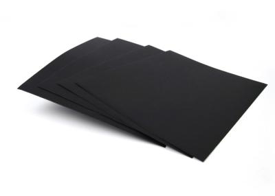China 280gsm planos y la cartulina de papel negra sólida una del negro del rollo lateral alisan en venta