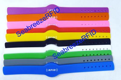 China IC+ID Composite Silicone Wristband / 13.56MHz+125KHz Dual frequency Wristband en venta