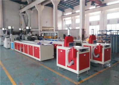 中国 ABBインバーター ポリ塩化ビニールの天井板の放出機械、新しいポリ塩化ビニール シートの放出ライン 販売のため