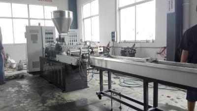 China Máquina plástica de aumentação da produção da tubulação da rede macia da fibra, extrusora de parafuso do gêmeo do Pvc à venda