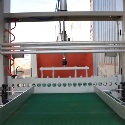 China Máquina semi-automática de envoltura de alimentos y bebidas para el encogimiento de la película POF 8 kg/cm2 Presión del aire en venta