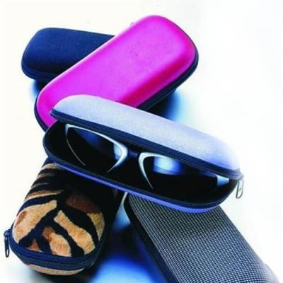 China El caso elegante del almacenamiento de las gafas de sol de la lente de la cápsula resiste el tirador de la tela de la compresión en venta