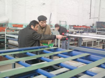 China El PLC controla la máquina del panel de bocadillo del EPS con la bomba de medición de poca velocidad exacta en venta