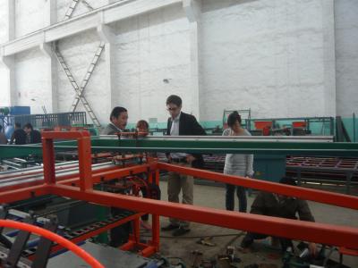 China Stahlkonstruktions-Sandwich-Platten-Maschine für 1 - 15 cm m-Breite dick 0,6 - 1,2 mit veränderbarer Länge zu verkaufen