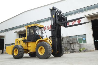 China Quatro x quatro 15 toneladas todo o caminhão de empilhadeira do terreno áspero do terreno à venda