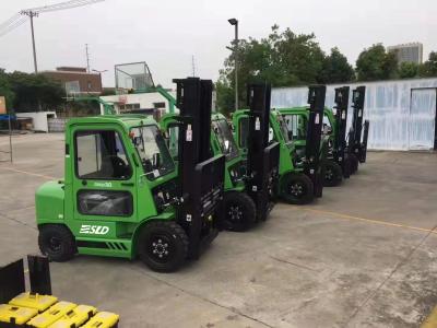 China Altura de levantamento 4m 3 Ton Diesel Forklift CPCD30 com a cabine fechado completa à venda