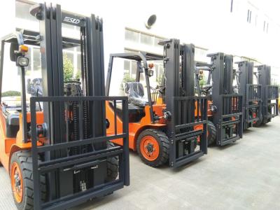 Chine Transmission automatique 2,5 Ton Diesel Forklift With Double diesel/plein mât libre triple à vendre