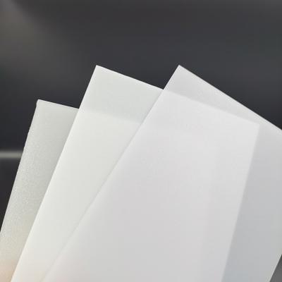 China Folha de policarbonato transparente de 10 mm Placa de difusão de luz para uso de iluminação à venda