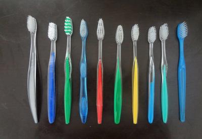 Chine Machine de moulage par injection de couleur du professionnel deux pour la production en bambou de brosse à dents à vendre