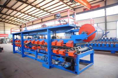 China cadena de producción galvanizada multifuncional del panel de bocadillo de la hoja de acero formación del rollo en venta