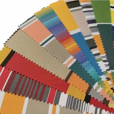 China la solución 300gsm 100% teñió la arruga de acrílico de la tela de la prenda impermeable del toldo resistente en venta