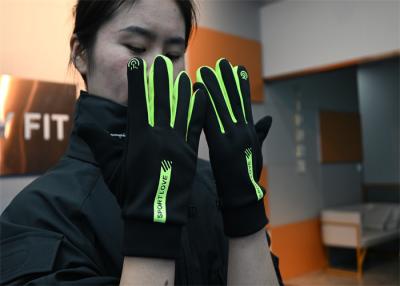 China Guantes de entrenamiento de pantalla táctil a prueba de viento para mujeres Invierno Tiempo frío en venta