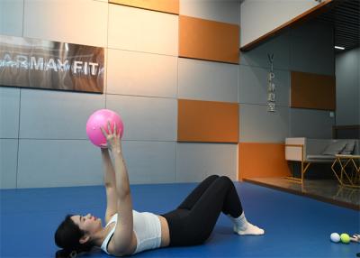 China Bola de Pilates suave 23cm-25cm Bola de ejercicios pequeña Mini Gimnasio Bola con paja inflable en venta
