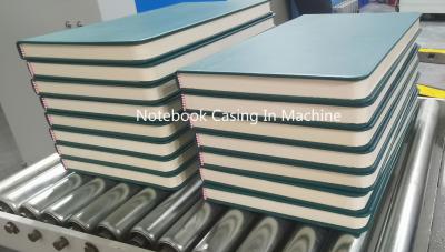 China Cubierta automática del cuaderno en máquina y la máquina de formación común hidráulica para el atascamiento de libros duro de la cubierta MF-FAC390A en venta