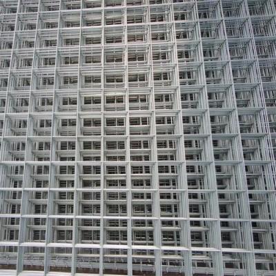 Chine Panneaux de treillis métalliques galvanisés soudés anti-rouille Panneaux de treillis métalliques soudés pour ferme à vendre
