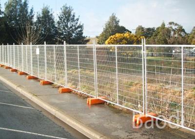 China Galvanized Portable Temporary Mesh Fence Mild Steel Wire For Venue Division for sale