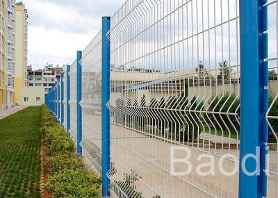 中国 分野の塀のための金属のポストが付いているプラスチック上塗を施してある金網の塀のパネル 販売のため