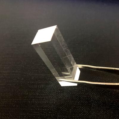 China Prisma lustrado de Sapphire Crystal Cuboid Optical Glass Cube à venda