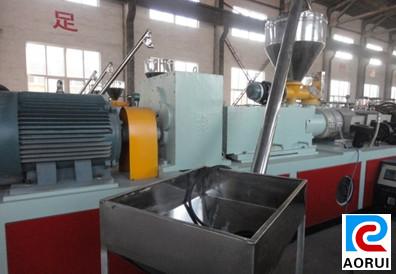 Chine Machine d'extrusion de panneau de mousse d'articles de cuisine de PVC, chaîne de production de panneau de mousse de PVC à vendre