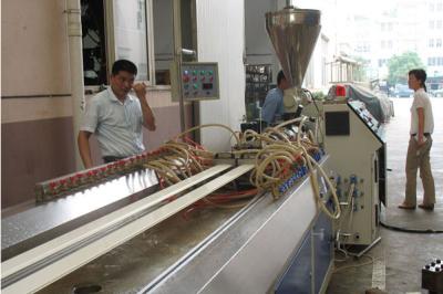 Chine Ligne en plastique d'extrusion de profil de Wpc, double chaîne de production de profil de PVC de vis pour le panneau de plancher à vendre