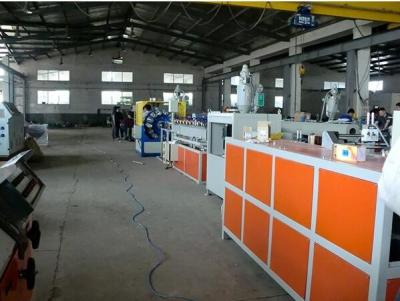 Chine Usine en plastique de tuyau de tuyau de PVC de machine en plastique d'extrusion à vendre