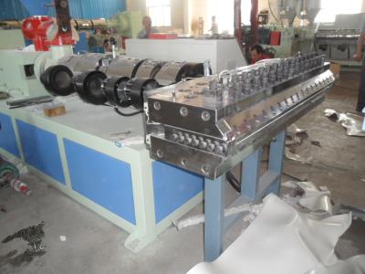 China O Pvc automático Celuka espumou parafuso plástico do gêmeo da máquina da extrusora de folha à venda