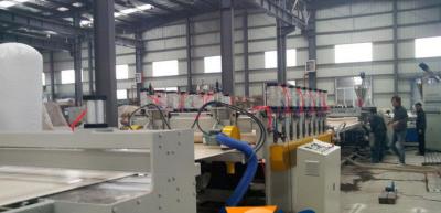 China Bau-Schablonen-hölzerne zusammengesetzte Verdrängungs-Plastiklinie WPC-Brett, das Maschine herstellt zu verkaufen