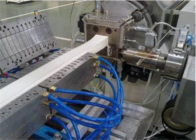 China Línea plástica de la protuberancia del perfil de Aorui, cadena de producción del perfil del Decking del panel de techo de la ventana del PVC en venta