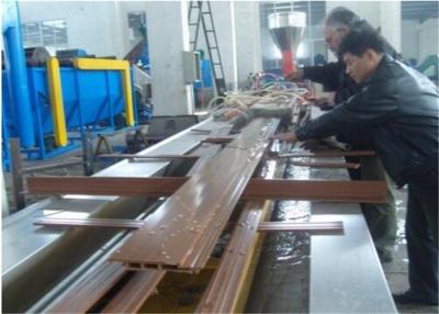 중국 직업적인 WPC 단면도 생산 라인/플라스틱 단면도 밀어남 선 판매용