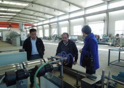 China Sprial que envuelve la máquina plástica del extrusor de la banda, alambre eléctrico envuelve la cadena de producción plástica en venta