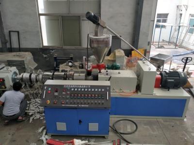 China Vertical Gearbox 150kg/H Pvc Wpc Twin Screw Extruder for sale